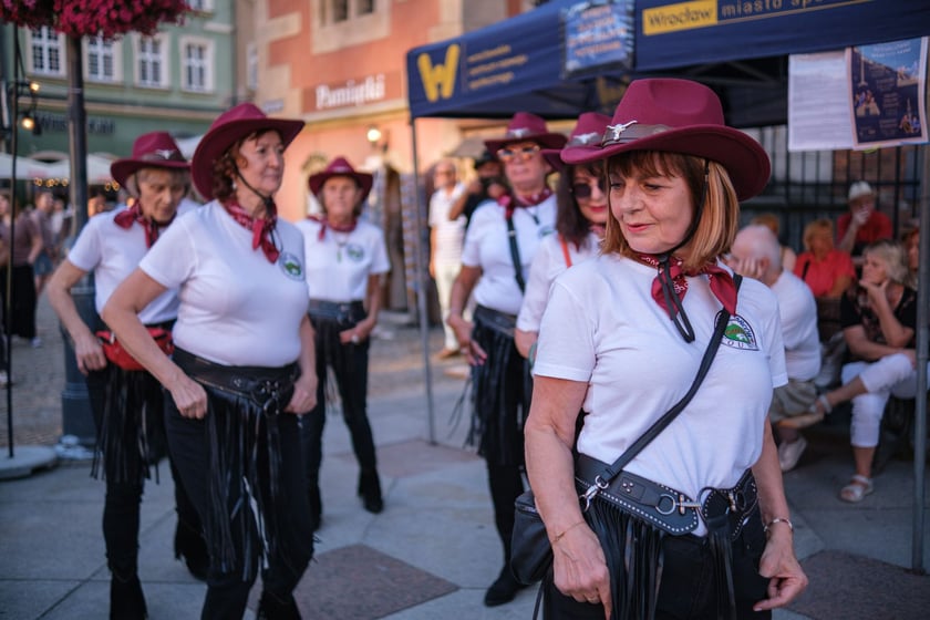 Uczestnicy letnich potańcówek w sezonie 2026.