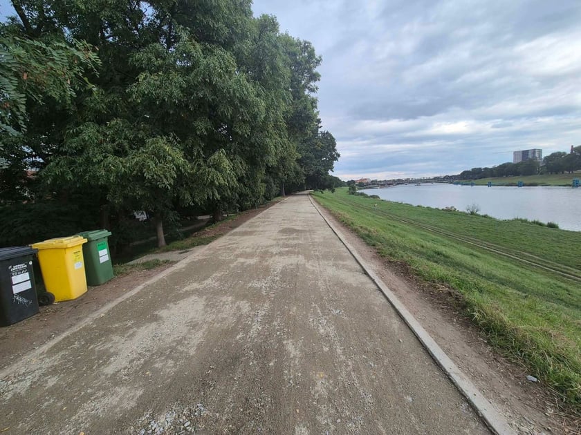 Remont nawierzchni ścieżek na wałach nad Odra w rejonie Kleczkowa (po stronie Karłowic).
