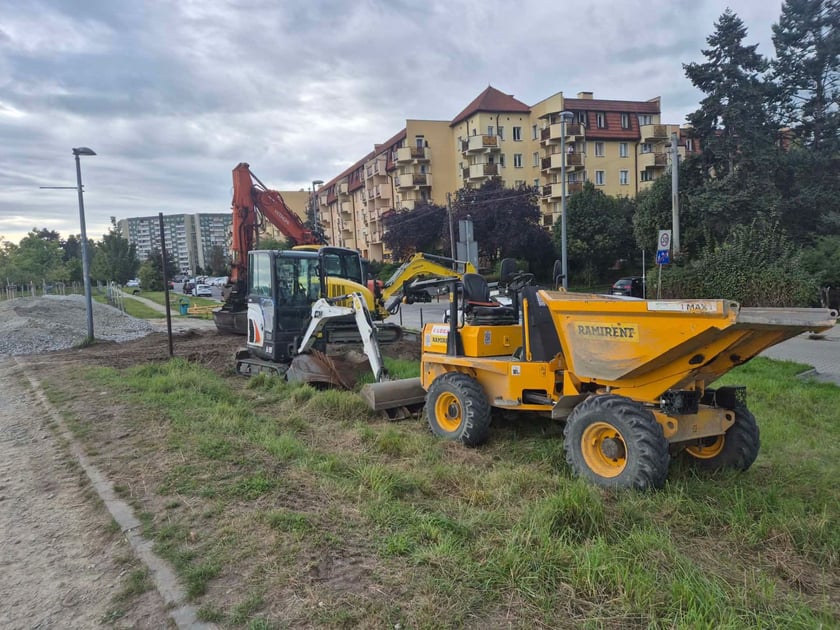 Remont nawierzchni ścieżek na wałach nad Odra w rejonie Kleczkowa (po stronie Karłowic).