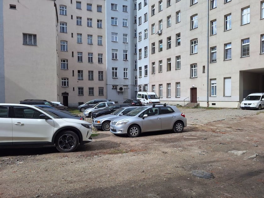 Obecny stan na podwórku między ulicami Nobla, Pomorską, św. Wincentego i Rydygiera.