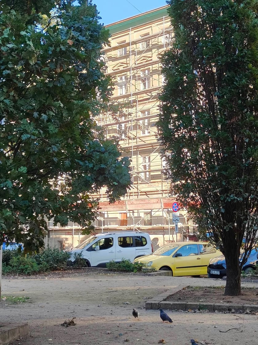Widok na fasadę remontowanych kamienic przy ul. Sępa-Szarzyńskiego