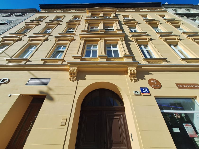 Kamienica przy ul. Pomorskiej 48 po odnowieniu elewacji.