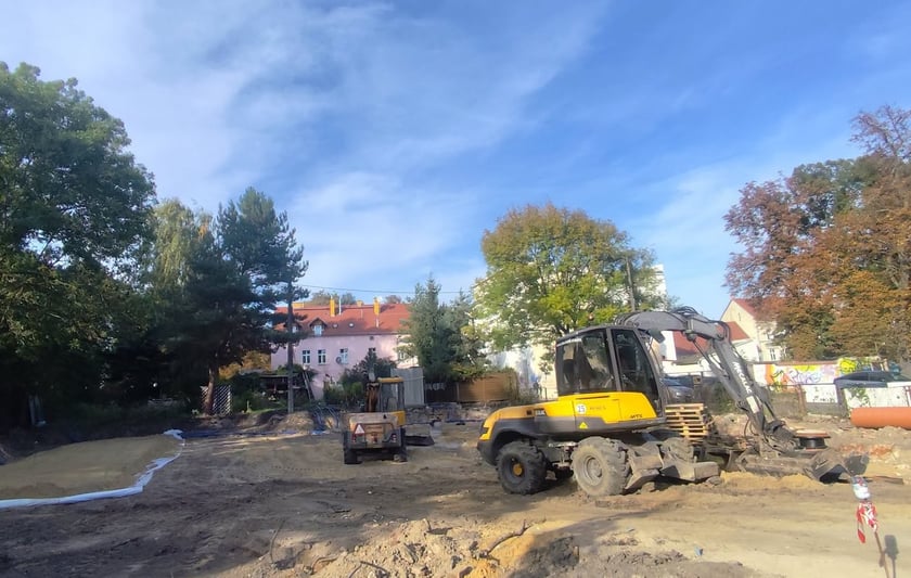 Remont terenu po dawnym targowisku w Leśnicy