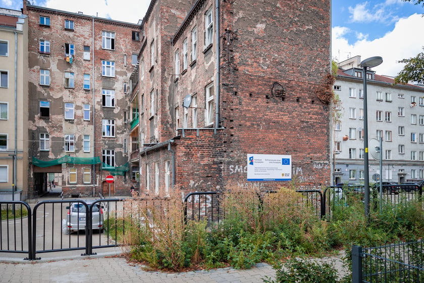 Widok na kamienicę przy ul. Wyszyńskiego 105 A w oficynie.