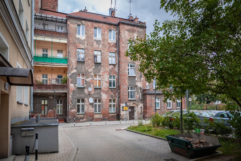 Widok na kamienicę przy ul. Wyszyńskiego 105 A w oficynie.