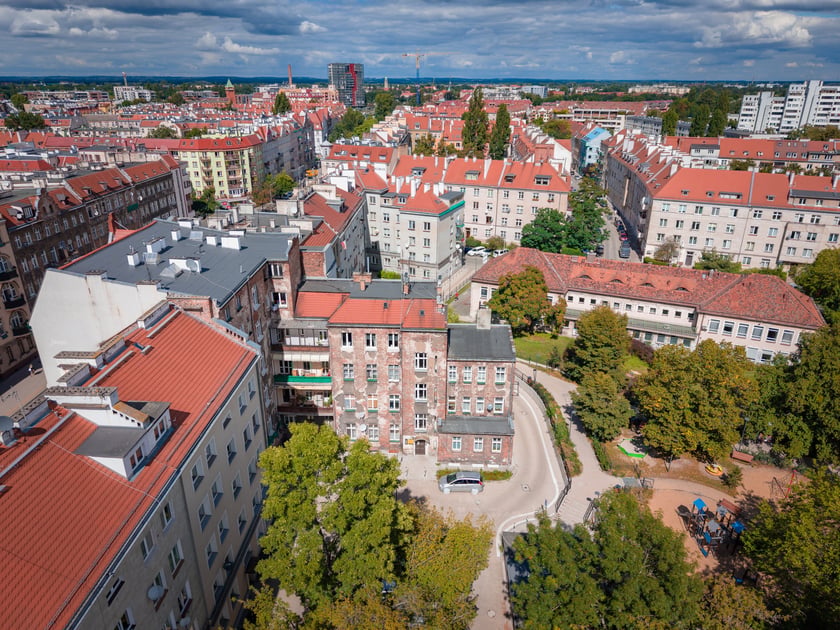 Widok z drona na kamienicę przy ul. Wyszyńskiego 105 A w oficynie.