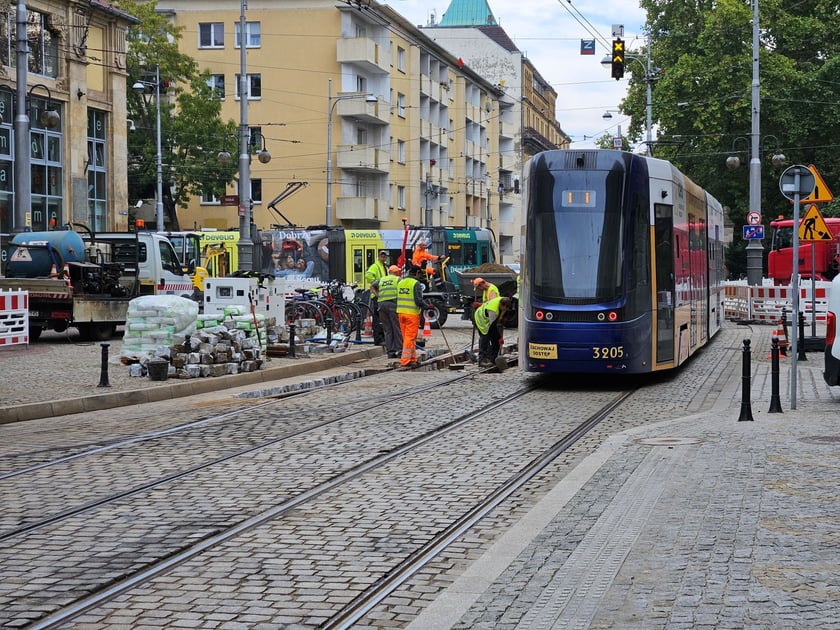 Prace przy wymianie mechanizmu rozjazdu na Placu Teatralnym, 7 października 2026 r.