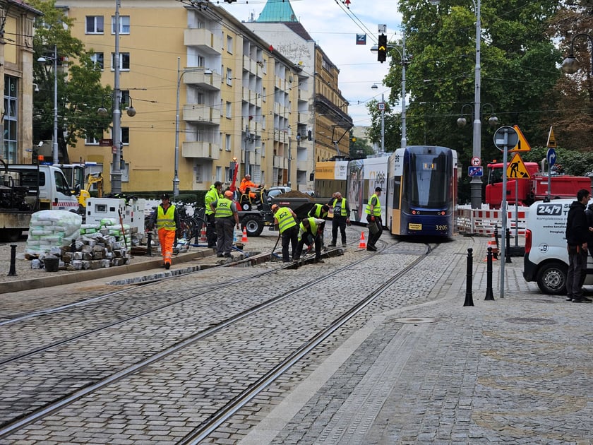 Prace przy wymianie mechanizmu rozjazdu na Placu Teatralnym, 7 października 2026 r.