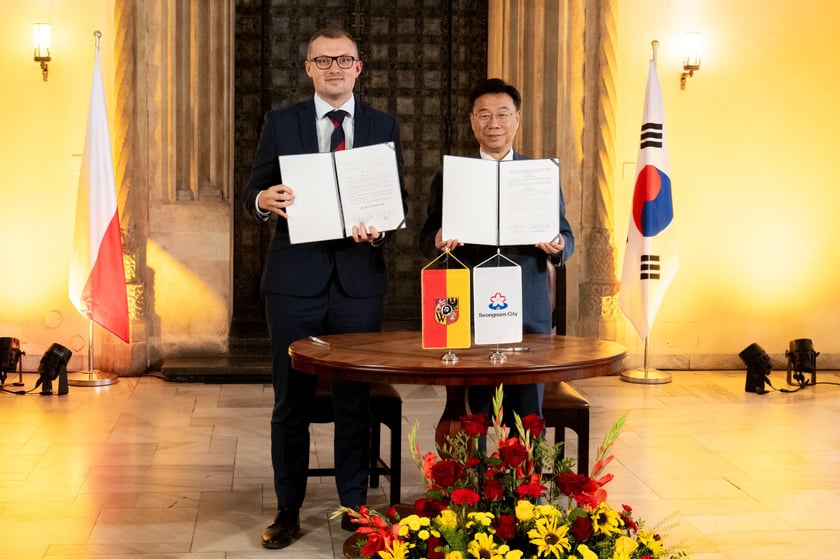 Wiceprezydent Mateusz Żak i burmistrz Sang-Jin Shin