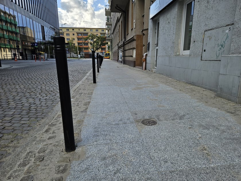 Wyremontowany chodnik na Placu Konstytucji 3 Maja.