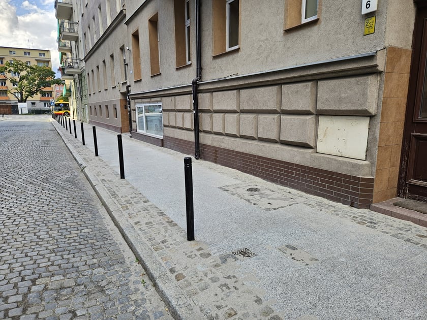 Wyremontowany chodnik na Placu Konstytucji 3 Maja.