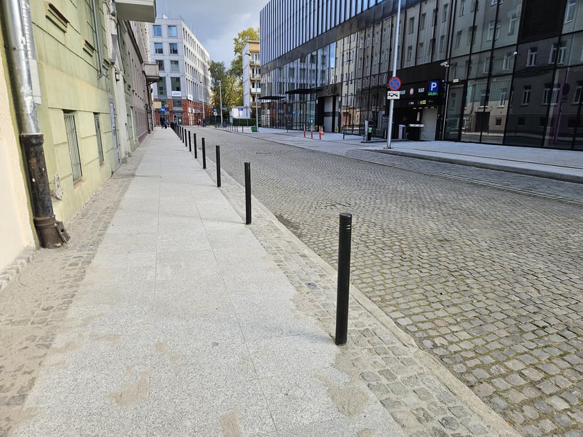 Wyremontowany chodnik na Placu Konstytucji 3 Maja.