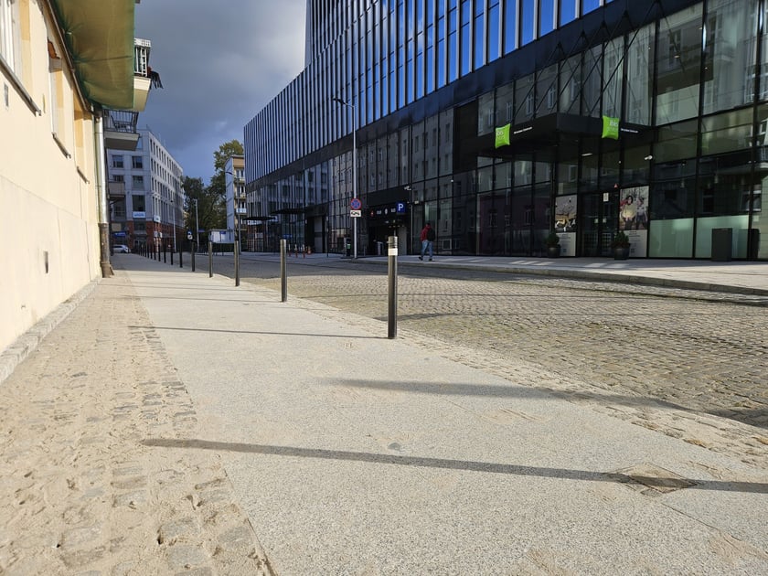 Wyremontowany chodnik na Placu Konstytucji 3 Maja.