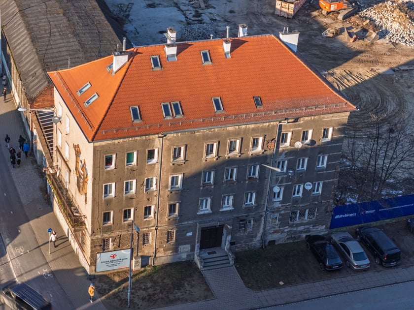 Kamienica przy ul. Ustronie 11 - widok z drona.
