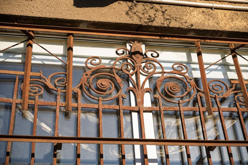 Detale architektoniczne z kamienicy przy ul. Ustronie 11.