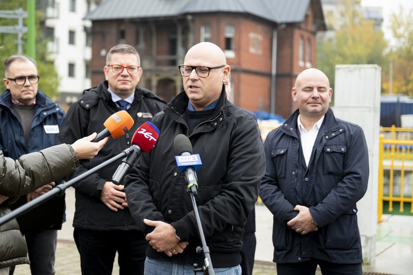 Przy mikrofonach Bartłomiej Bajak, dyrektor Wydziału Bezpieczeństwa i Zarządzania Kryzysowego Urzędu Miejskiego Wrocławia