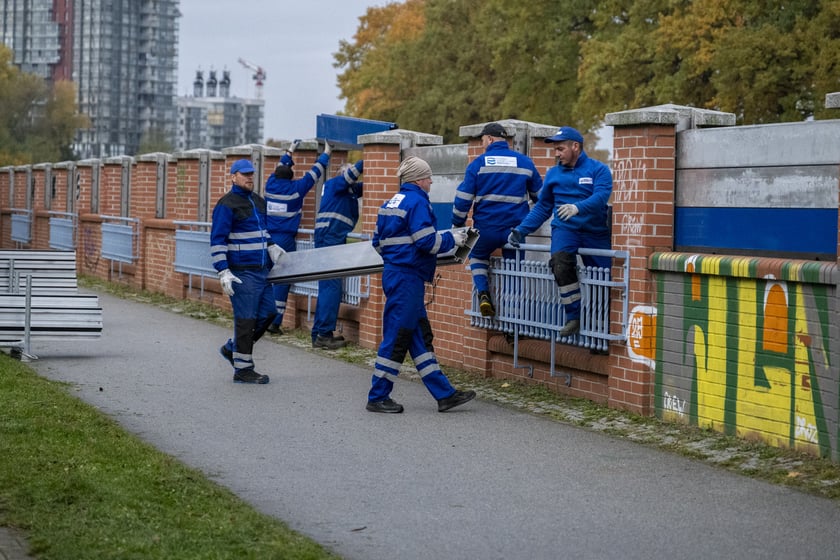 Montaż szandorów na murze oporowym wzdłuż Kanału Miejskiego.