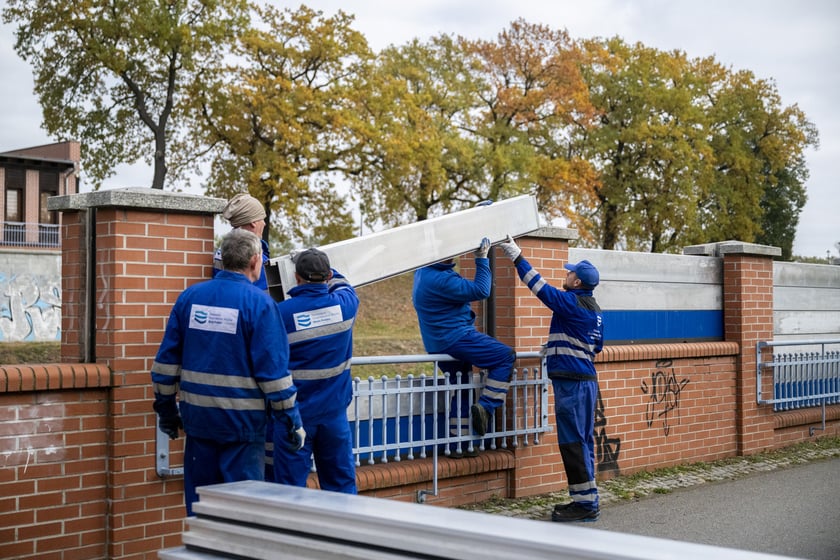 Montaż szandorów na murze oporowym wzdłuż Kanału Miejskiego.
