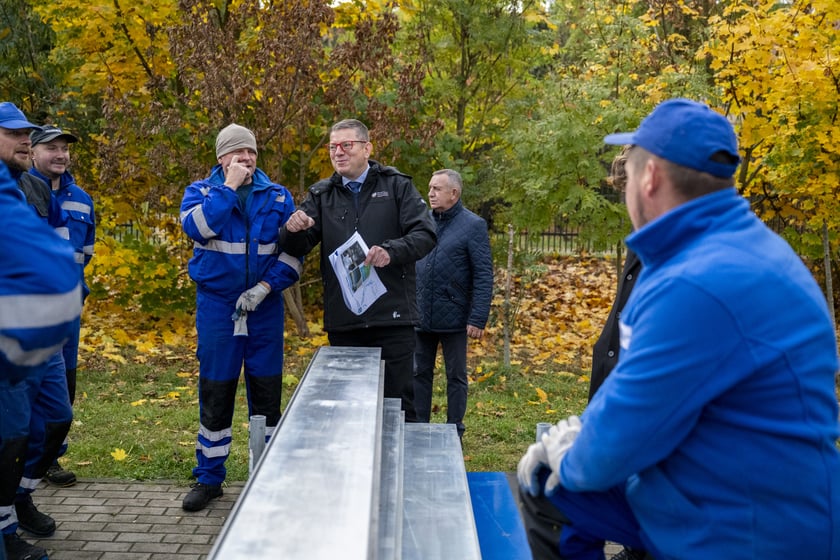 Przemysław Koperski, wiceminister infrastruktury podczas prezentacji montażu szandorów na murze oporowym wzdłuż Kanału Miejskiego.