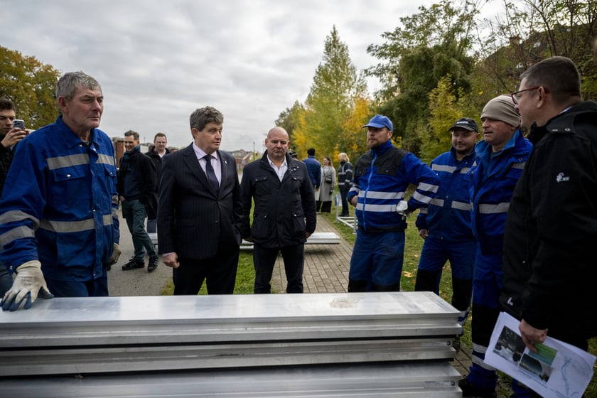 Ryszard Kessler - wiceprezydent Wrocławia i Przemysław Koperski - wiceminister infrastruktury podczas prezentacji montażu szandorów na murze oporowym wzdłuż Kanału Miejskiego.