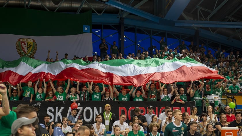 Wielka flaga przykryła sektor kibiców Śląska