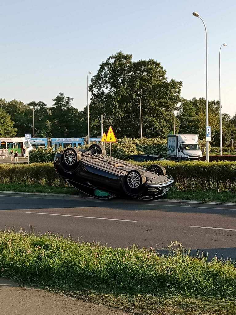Audi na dachu po wypadku na ul. Pilczyckiej