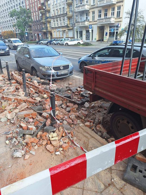 Balkon runął w nocy z soboty na niedzielę z kamienicy przy ul. Traugutta 87.
