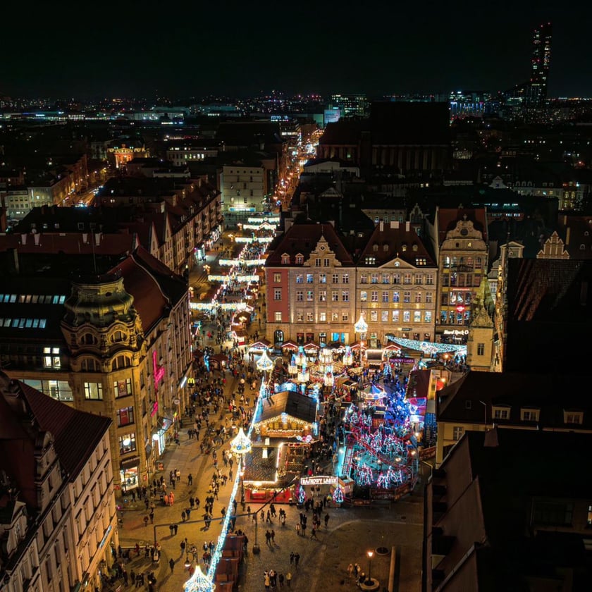 Jarmark Bożonarodzeniowy we Wrocławiu na zdjęciach z drona