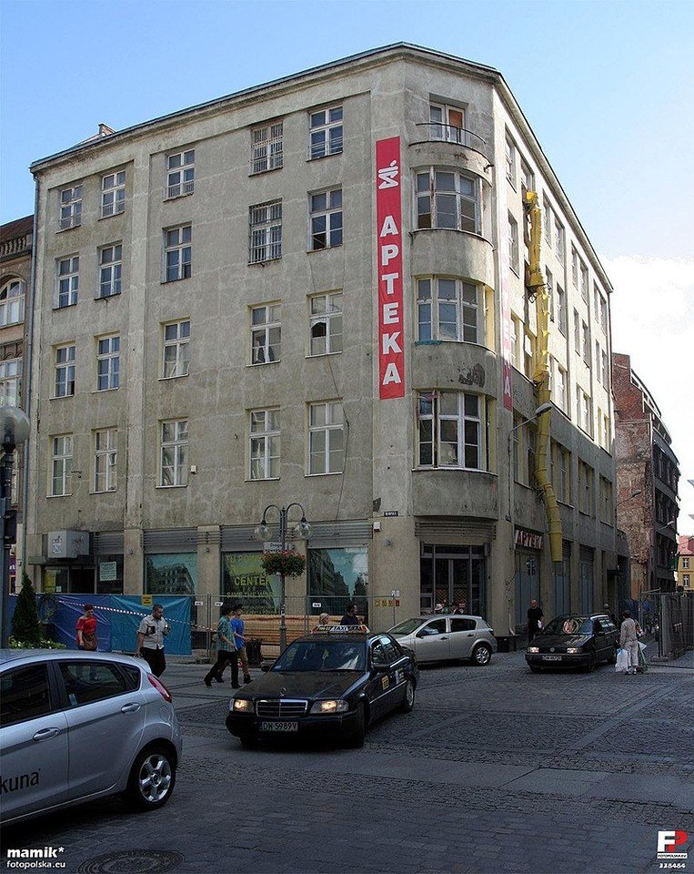 <p>Dom handlowy na rogu Oławskiej i Łaciarskiej przed gruntownym remontem, 2012</p>