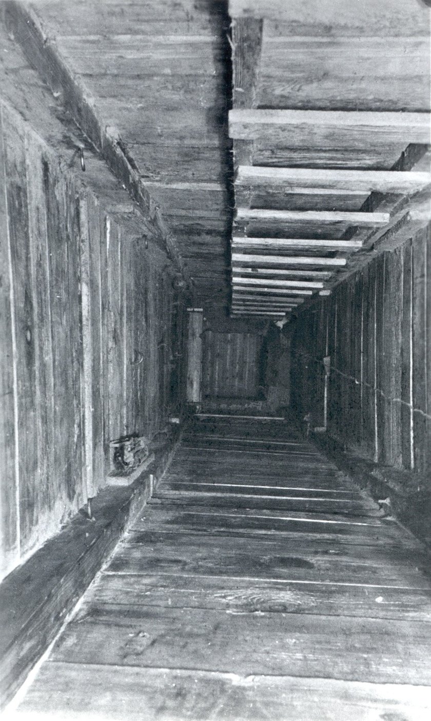 <p>Wejście do tunelu "Harry"</p>