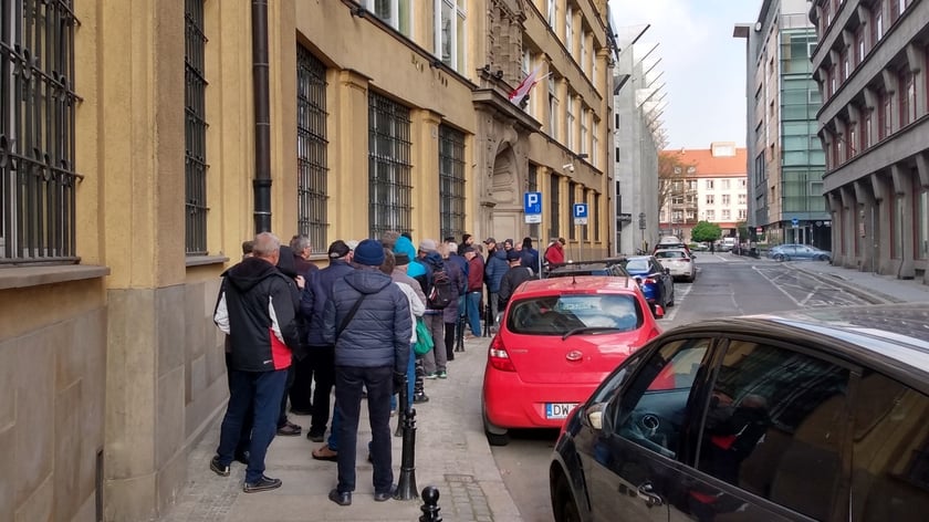 Kolejka przed NBP we Wrocławiu
