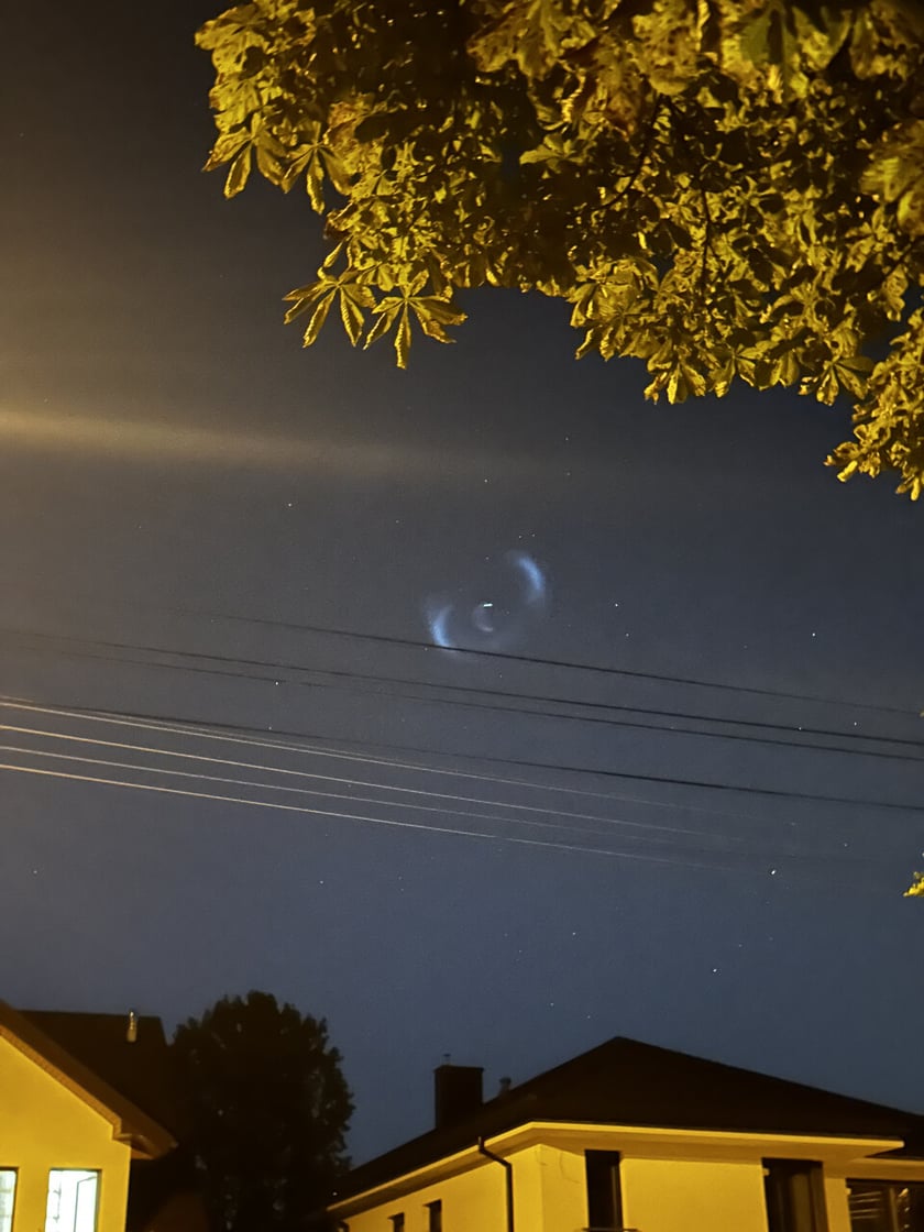 <p>Widok na lecącą rakietę (nad Mazowszem)&nbsp;</p>