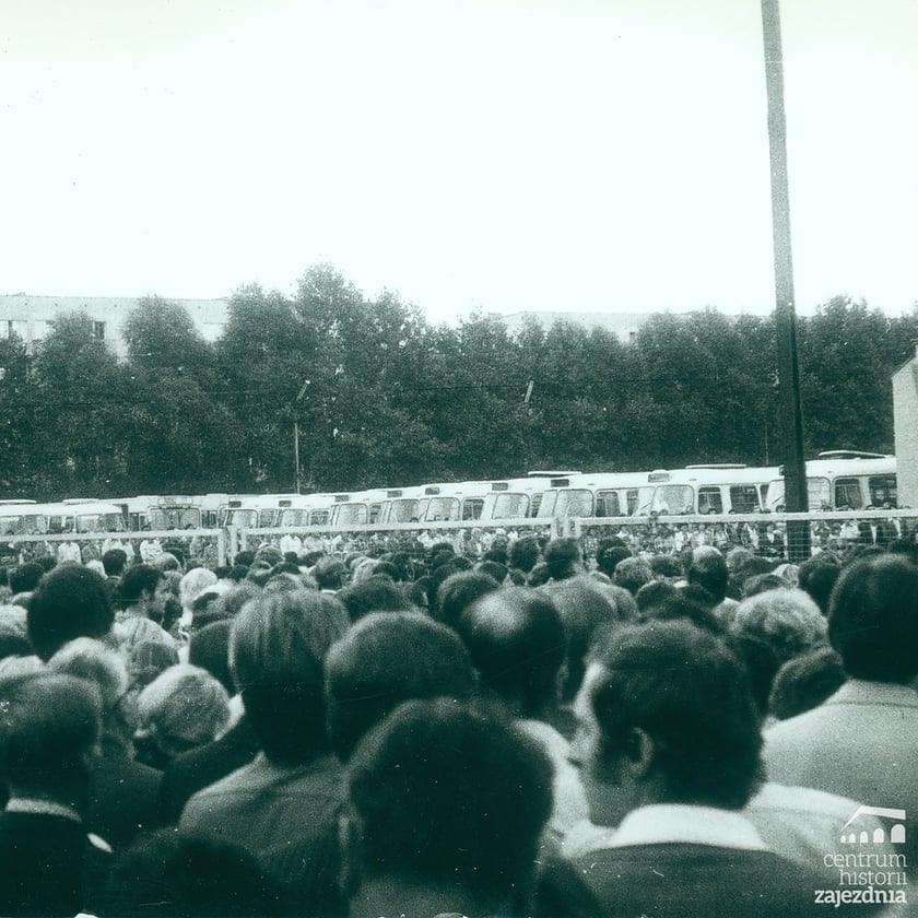 Msza św. na terenie zajezdni autobusowej nr VII przy ul. Grabiszyńskiej podczas strajku solidarnościowego z robotnikami z Wybrzeża.
