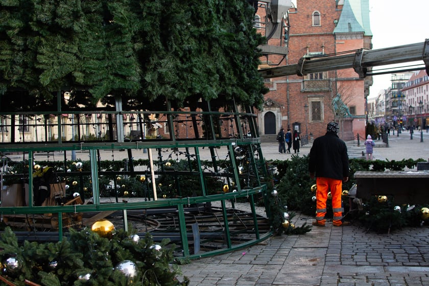 Demontaż choinki na wrocławskim Rynku