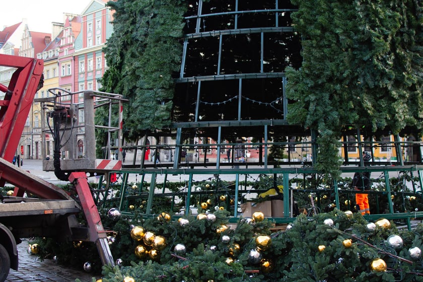 Demontaż choinki na wrocławskim Rynku