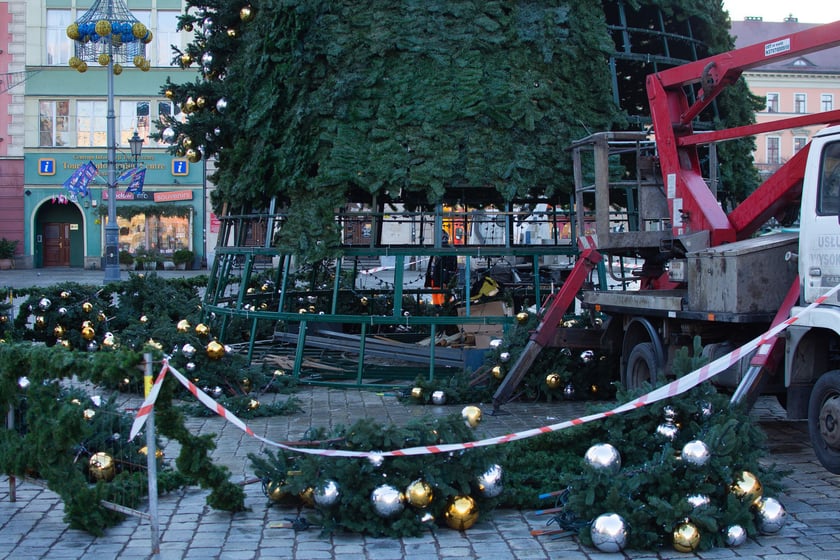 Demontaż choinki na wrocławskim Rynku