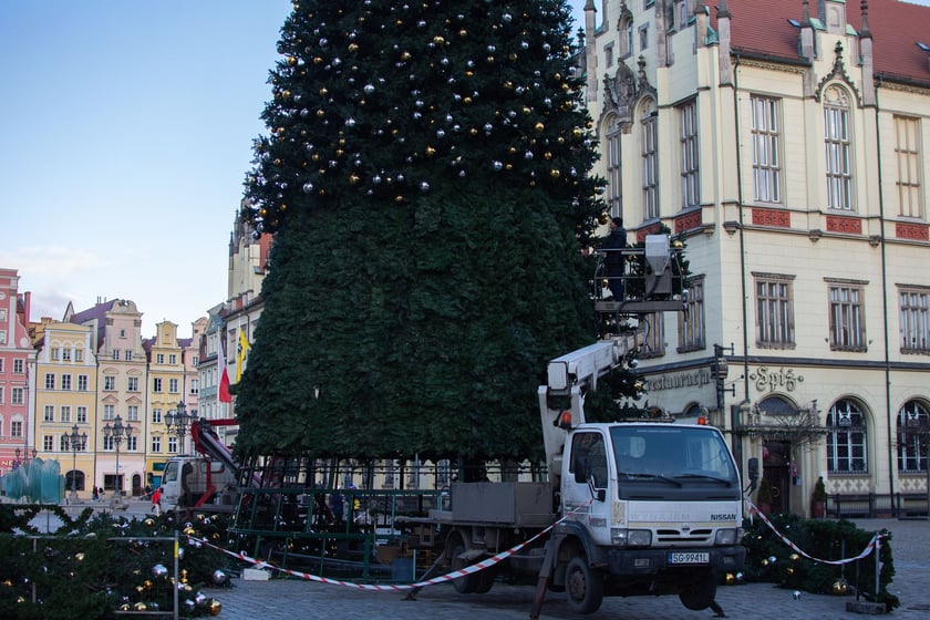 Demontaż choinki na wrocławskim Rynku
