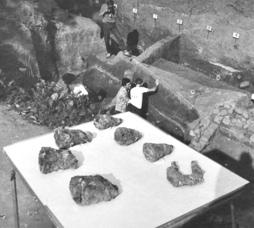 Prace archeologiczne na kopcu w Sołtysowicach, 1982 rok. Na stoliku widać 6 dzwonków i kotwę