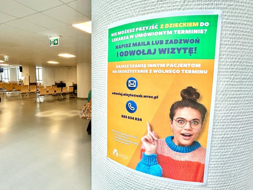 Plakat z danymi dotyczącymi możliwości odwołania wizyty w przychodni