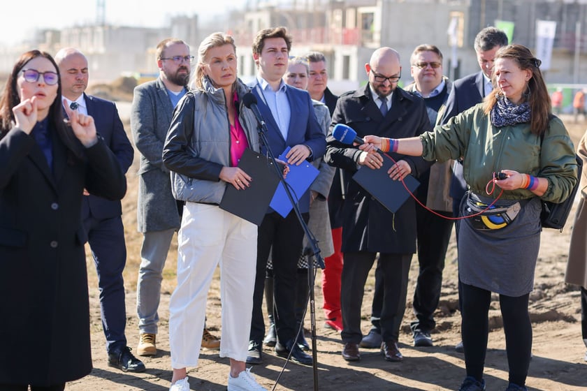 Konferencja prasowa w pobliżu al. Architektów. Wiceprezydent Renata Granowska mówi o największej inwestycji w dziejach Wrocławia