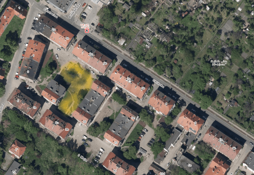 Lokalizacja terenu zielonego z piaskownicą. Teren przy Chińskiej 1a–4.