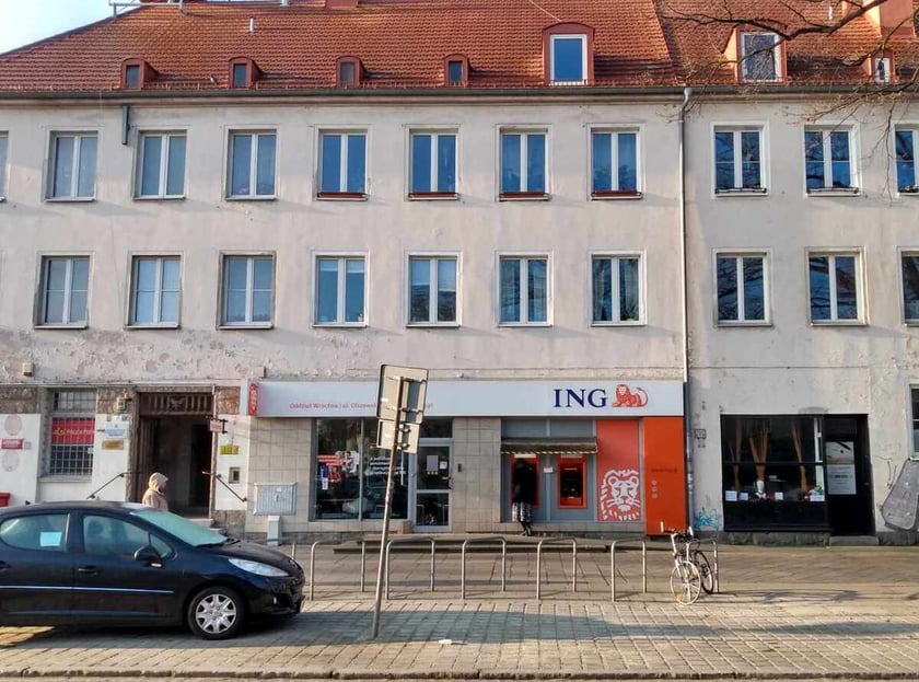 Zamknięta placówka ING Banku przy Olszewskiego 69. Bankomat jeszcze działa. Wrocław, 28.03.2025