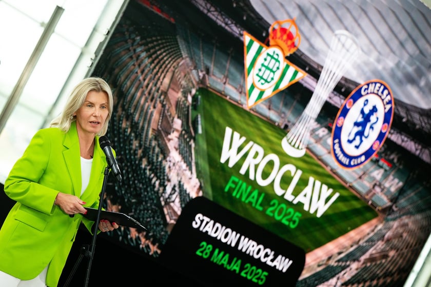 wiceprezydent Renata Granowska na konferencji prasowej 21 maja na lotnisku, tydzień przed finałem