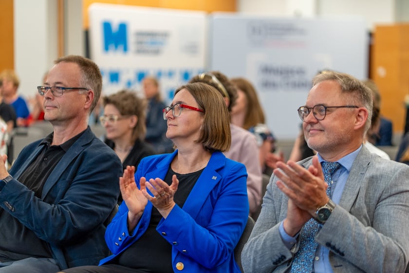 Przedstawiciele władz uczelni od lewej: prorektor Uniwersytetu WSB Merito we Wrocławiu dr hab. Johannes Platje, prof. UWSB Merito, kanclerz Uniwersytetu WSB Merito we Wrocławiu dr Joanna Nogieć oraz rektor Uniwersytetu Dolnośląskiego DSW dr hab. Sławomir Krzychała, prof. UD DSW