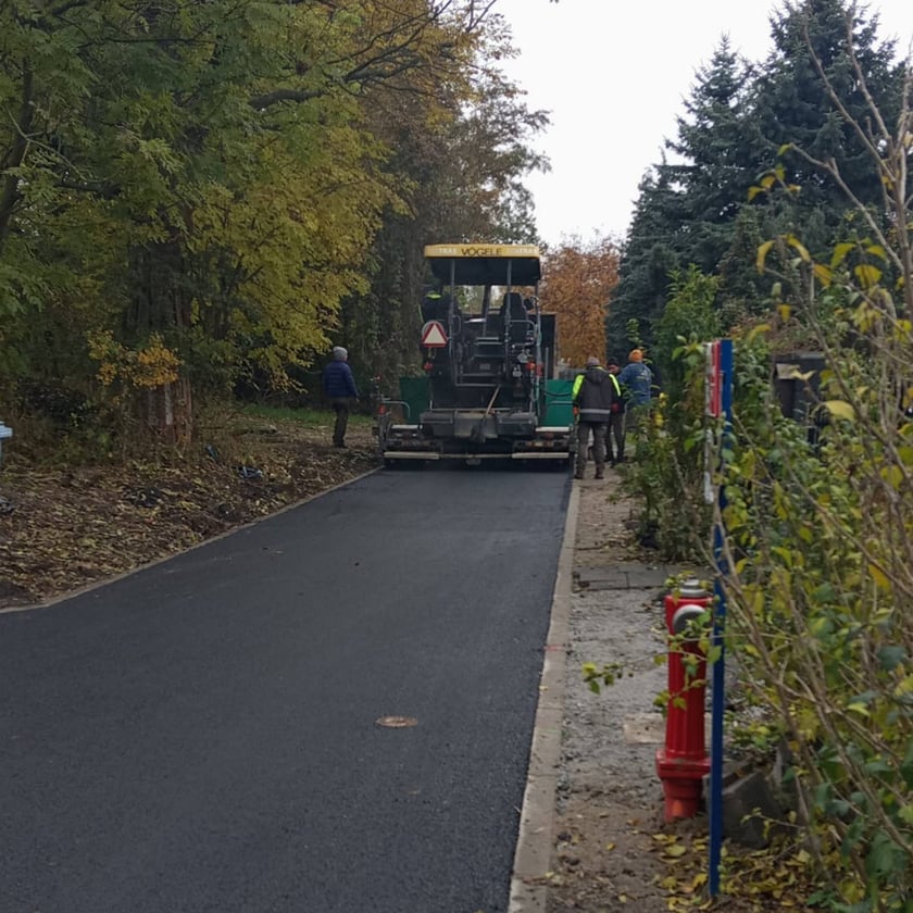 Postęp prac przy budowie kanalizacji na Kłokoczycach we Wrocławiu