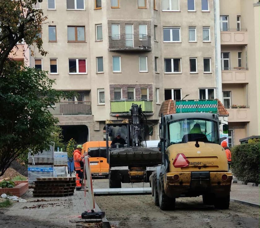 Maszyny budowalne podczas robót na drodze na podwórku między ulicamu Przestrzenną, Gajową, Wapienną i Kamienną.