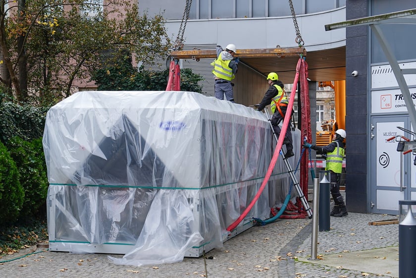 Wymiana urządzeń klimatyzacyjnych przy użyciu żurawia na dachu Grunwaldzki Center.