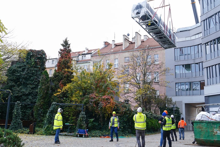 Wymiana urządzeń klimatyzacyjnych przy użyciu żurawia na dachu Grunwaldzki Center.