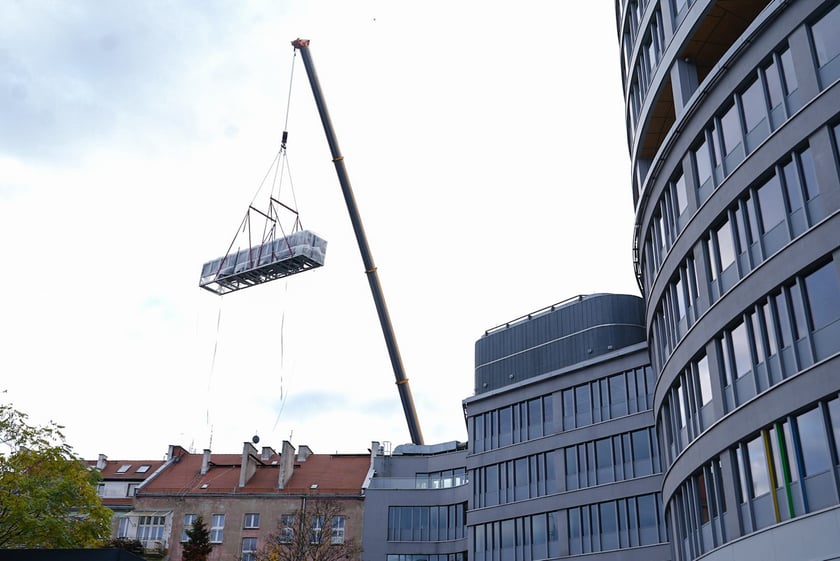 Wymiana urządzeń klimatyzacyjnych przy użyciu żurawia na dachu Grunwaldzki Center.