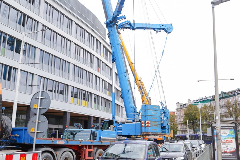 Wymiana urządzeń klimatyzacyjnych przy użyciu żurawia na dachu Grunwaldzki Center.